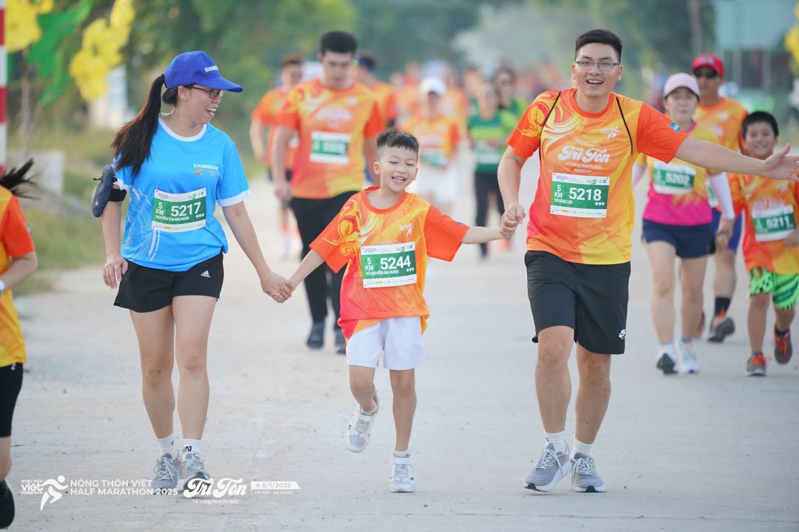 A family running the 5 km hand in hand