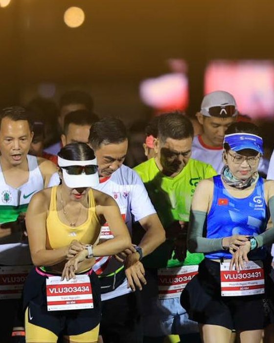 VLU RUN 2025 runners starting their watches before the night start
